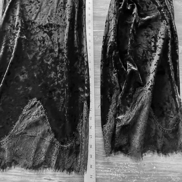 Isaac Mizrahi Live crushed velvet pull-on pant, lace bottom - Picture 4 of 5